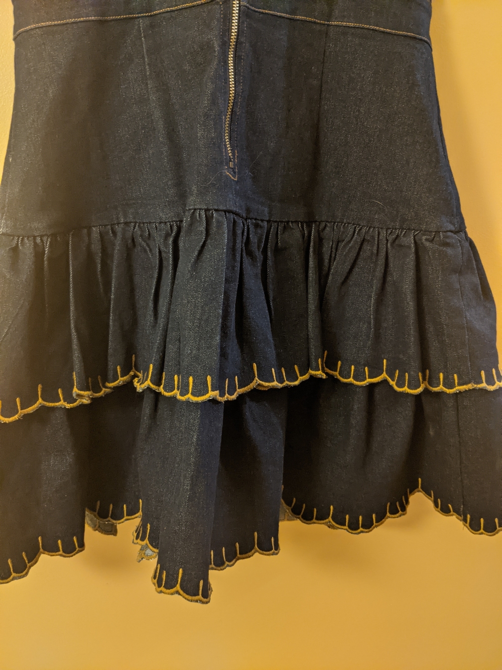 En Saison Dark Wash Denim Ruffle Hem Mini Dress Size Medium Scalloped Contrast S